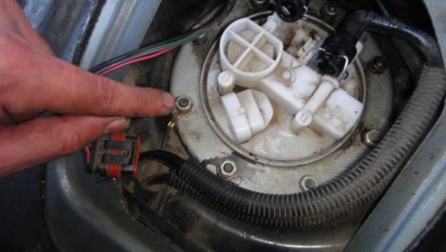 Самостоятельная замена топливного фильтра и сетки бензонасоса автомобиля «Лада Приора»